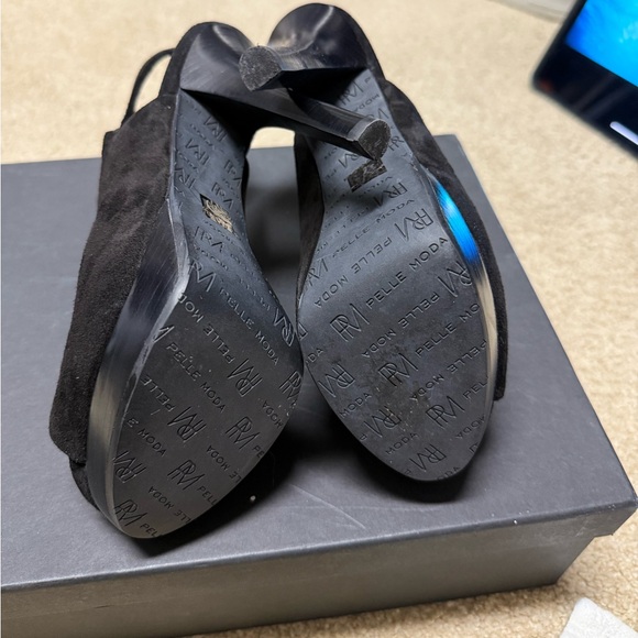 Pelle Moda size 7.5 women’s  black peep toe suede booties - Picture 6 of 7